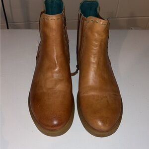 Woman’s  Tan Leather Boots